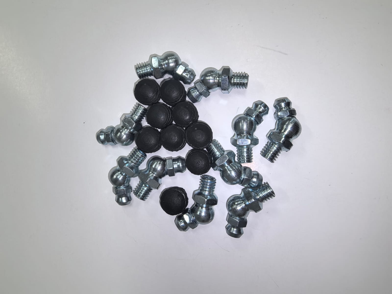 Комплект угловых пресс-масленок М8х1 45 градусов с защитным колпачком 10 шт